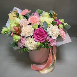 Шляпная коробка с цветами «Ты прекрасна» из гвоздик и роз