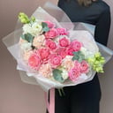 Букет с кустовой пионовидной розой (220) из гвоздик и эустом