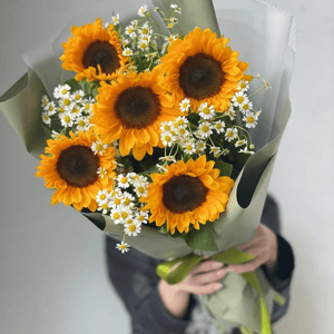 Букет подсолнухов и ромашек из ромашек
