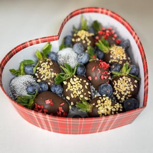 Сердце из клубники и голубики