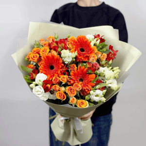 Букет «Алая заря» из роз и эустом