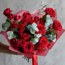 Яркий букет из роз и эвкалипта