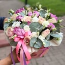 Шляпная коробка с цветами «Этнос» из эустом и роз