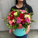 Шляпная коробка с цветами «Ariana» из роз и хризантем