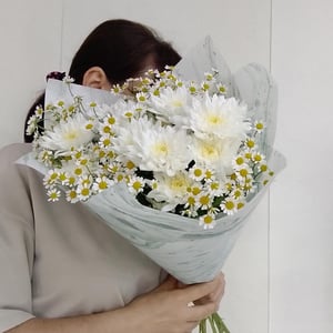 Букет с кустовыми ромашками из хризантем