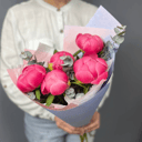 Моно букет из 5 пионов