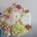 Букет из сезонных цветов из экзотических цветов и хризантем