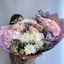 Букет из гортензии и ароматной маттиолой из роз и экзотических цветов