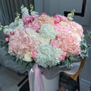 Шляпная коробка с цветами «Большая коробка с розами и ранункулюсами» из гортензий и экзотических цветов