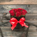 9 красных роз в шляпной коробке