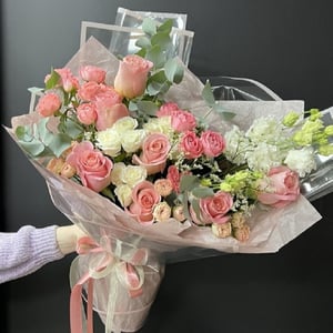 Букет «Время перемен» из роз и эустом