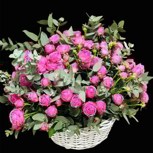 Кустовая роза в корзине