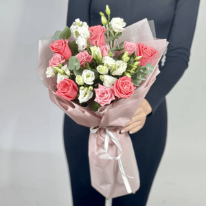 Букет «Нежность в лепестках» из роз и эустом