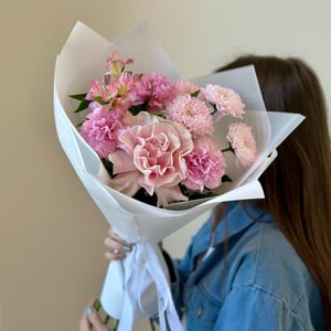 Букет «Розовая нежность» из гвоздик и хризантем