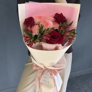 Букет из красных роз с альстромерией