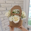 Коробка с цветами «Элегантный букет в сумочке» из роз и эустом