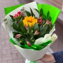 Букет «Летний подарок» из альстромерий и подсолнухов