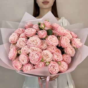 Букет из кустовой пионовидной розы