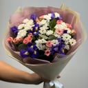 Букет «Вечернее конфетти» из хризантем и ирисов