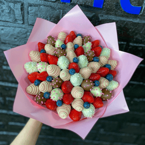 Букет из клубники и голубики