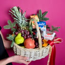 Фруктовая корзина со сладостями