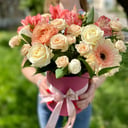 Шляпная коробка с цветами «Робкая нежность» из роз и тюльпанов