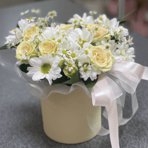 Шляпная коробка с цветами «Русский балет» из роз и хризантем