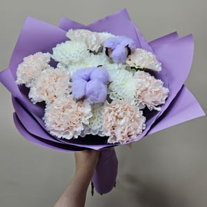 Букет из диантусов, хризантем и хлопка