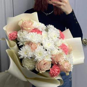 Букет «Для самой лучшей» из гвоздик и роз