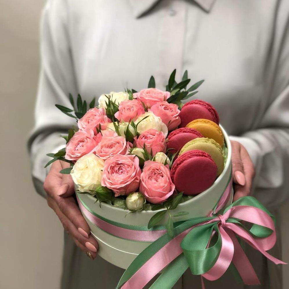 Подарочный набор «Коробка с кустовыми розами и макарунами»