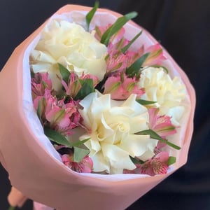 Букет из французской розы и альстромерий
