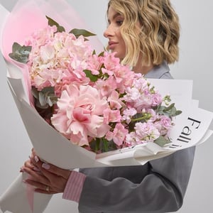 Сборный розовый букет из альстромерий и гортензий