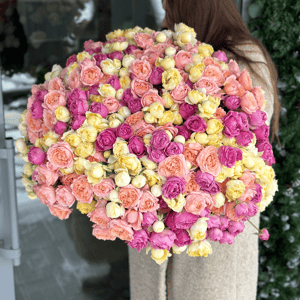 Авторский букет из кустовых роз