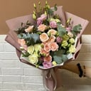 Букет «Шантарам» из роз и эустом