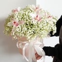 Шляпная коробка с цветами «Композиция "Яркий день"» из гипсофил