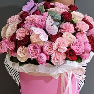 Шляпная коробка с цветами «Отражение красоты» из роз и гвоздик