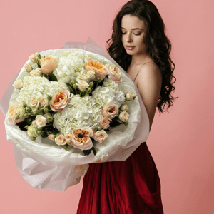 Шикарный букет с гортензией и розой