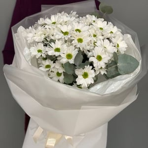 Букет из хризантем Кенеди и эвкалипта