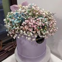 Шляпная коробка с цветами «Гипсофила в сиреневой коробке»