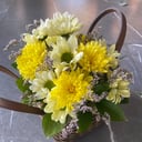 Корзина с цветами «солнце привет» из хризантем