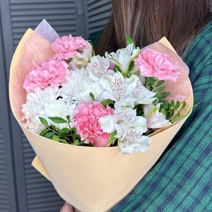 Стойкий букет из хризантем