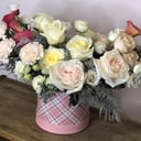 Шляпная коробка с цветами «Воздушный зефир» из роз и калл