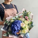 Букет с гортензией из роз и эустом