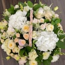 цветы в корзине из роз и альстромерий