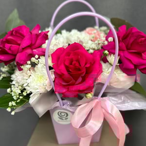 Коробка с цветами «Композиция "Волшебство"» из роз и хризантем