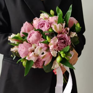 Пионовидные розы и альстромерии