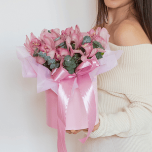 Шляпная коробка с цветами «Кассиопея» из орхидей