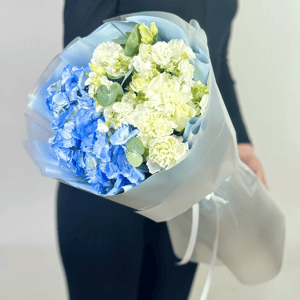 Букет «Небесный ангел» из гвоздик и роз