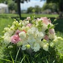 Белая корзина с эустомой