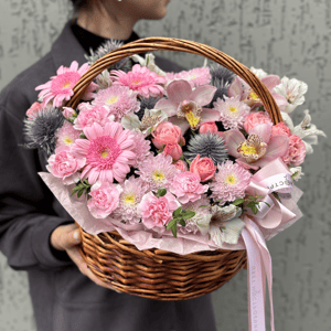 Корзина с цветами «Композиция "Притяжение"» из роз и эустом